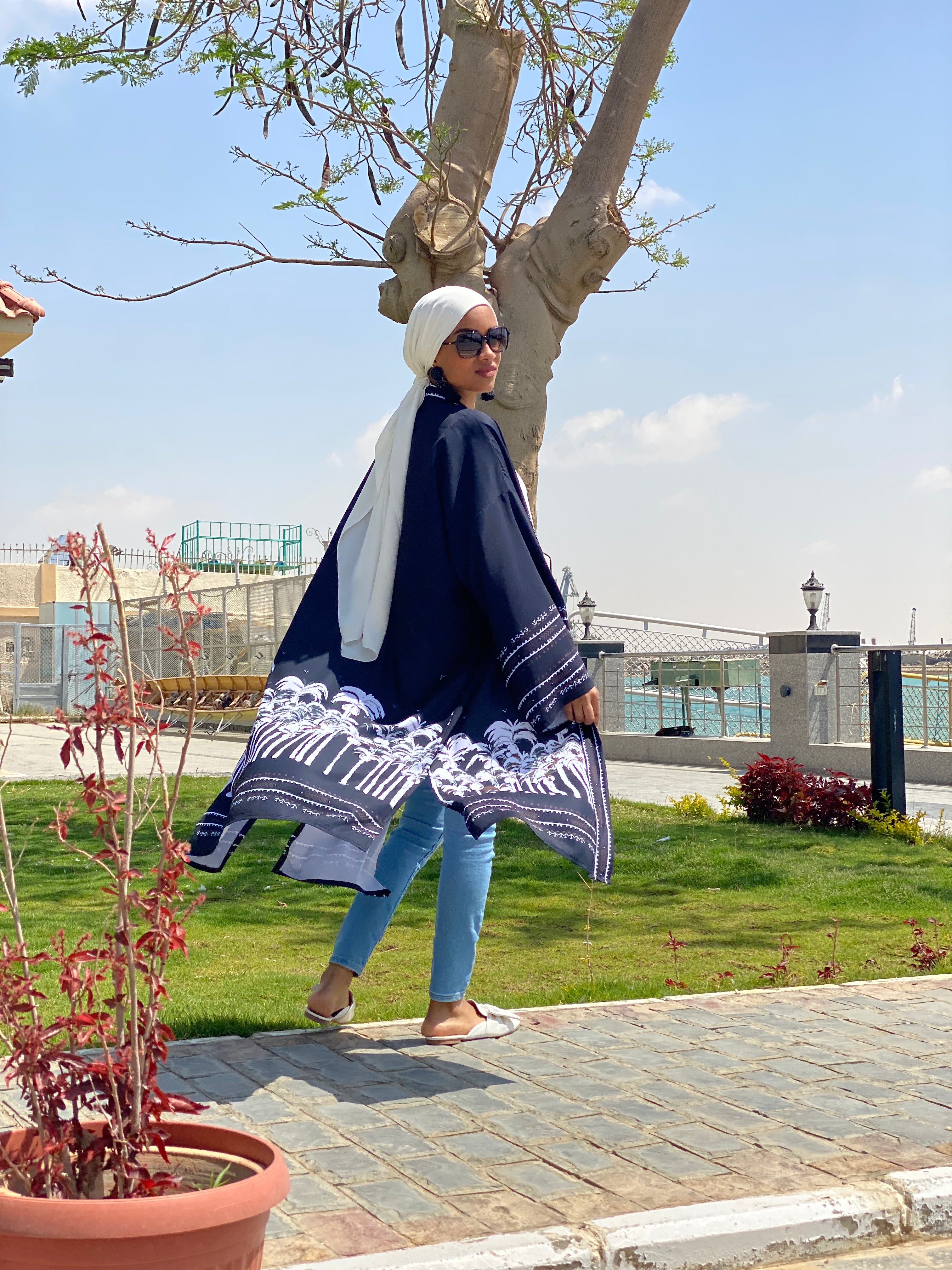 Nakheel Black &white kimono